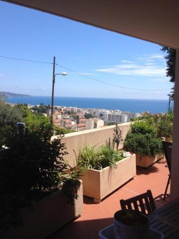 Relaxing Place With Wonderful View...Calme Avec Vue Magnifique Sur La Baie Des Anges, Mais En Campagne A 12 Minutes De La Promenade Des Anglais Nice Exterior photo